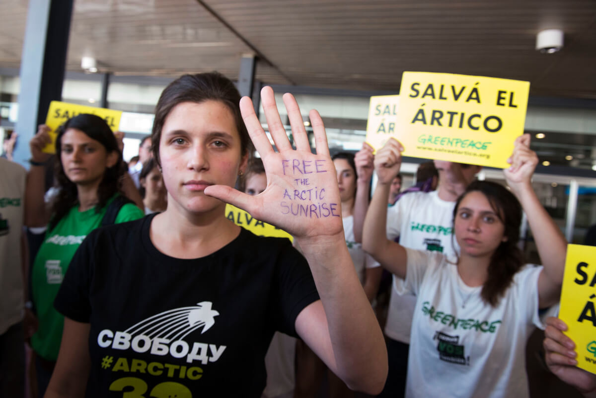 L'attivista di Greenpeace Camila Speziale, membro degli “Arctic 30”, arriva a Buenos Aires dopo essere stata detenuta in Russia per oltre 100 giorni in seguito a una protesta pacifica.