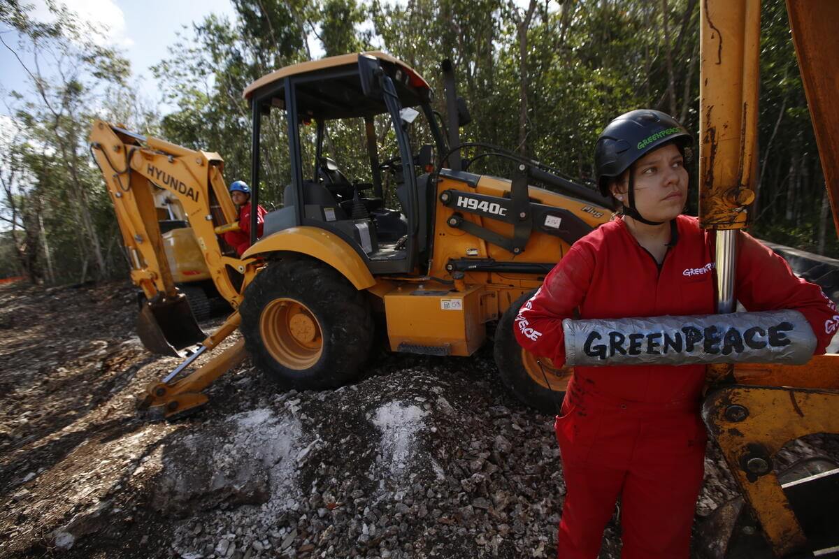 Attivisti di Greenpeace Messico bloccano simbolicamente i lavori in corso del Tren Maya, che va da Cancún a Tulum, incatenandosi ai macchinari.