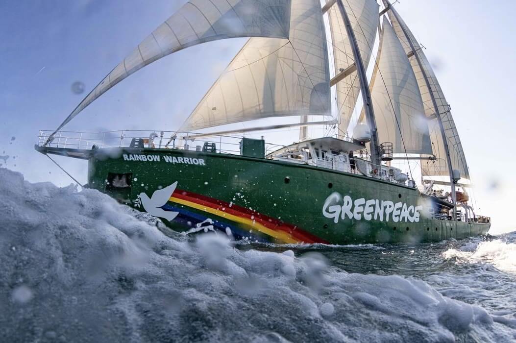 La nave ammiraglia di Greenpeace, la Rainbow Warriori, naviga nel Mare Adriatico in Italia.